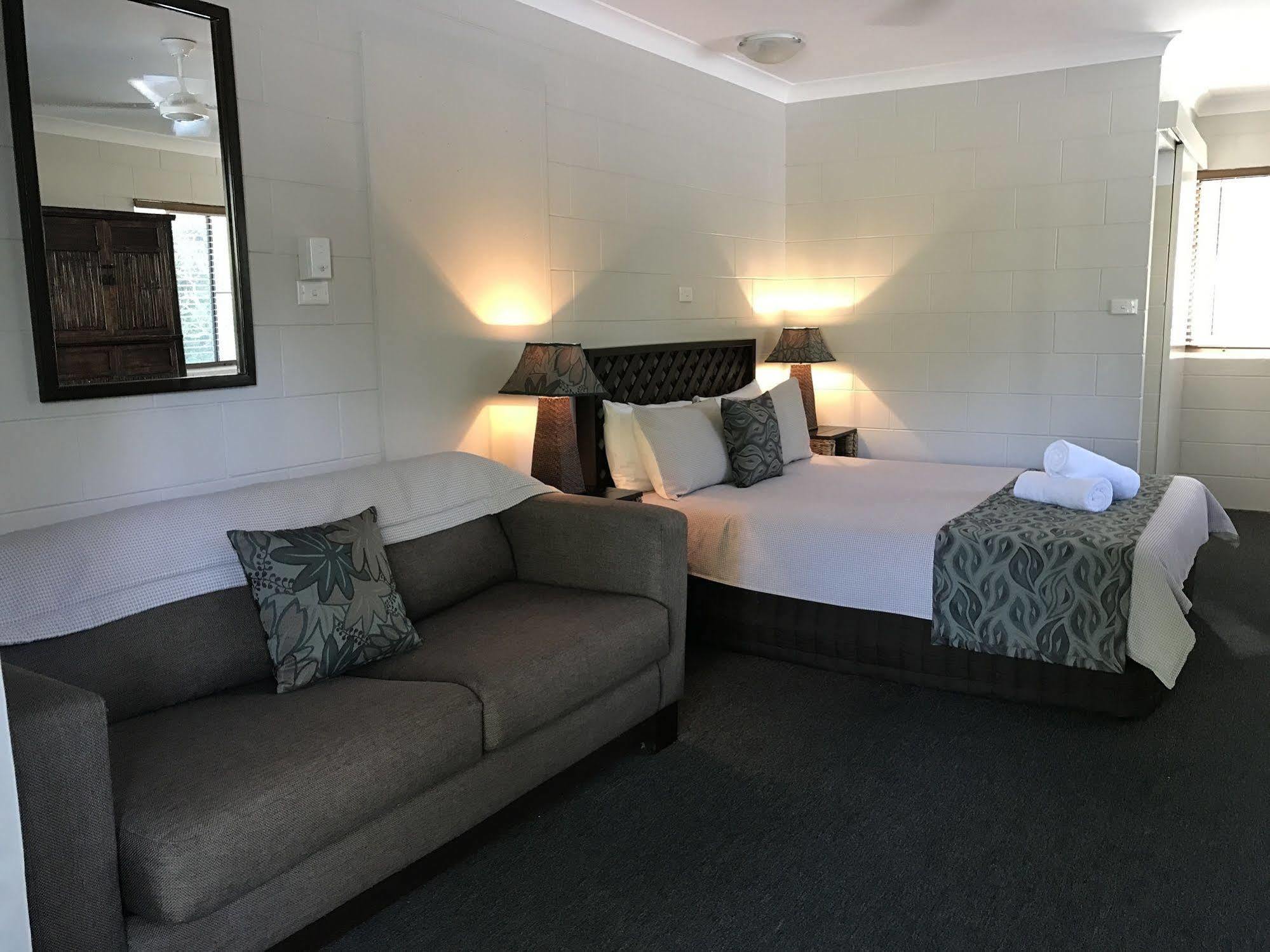 Bramston Beach Motel Екстер'єр фото